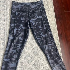 Zyia camouflage capri luxe leggings